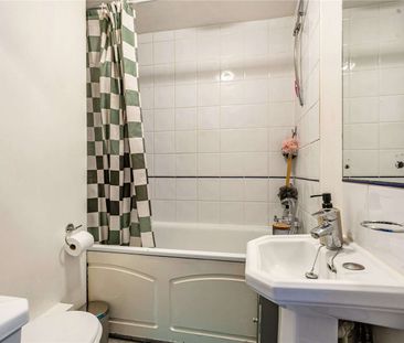 A charming one bedroom apartment in a period building. - Please Not... - Photo 5