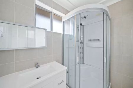 Bright Two-Bed Apartment in Campsie - Photo 3