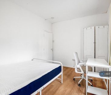 1 bedroom in a flat share to rent - Photo 2