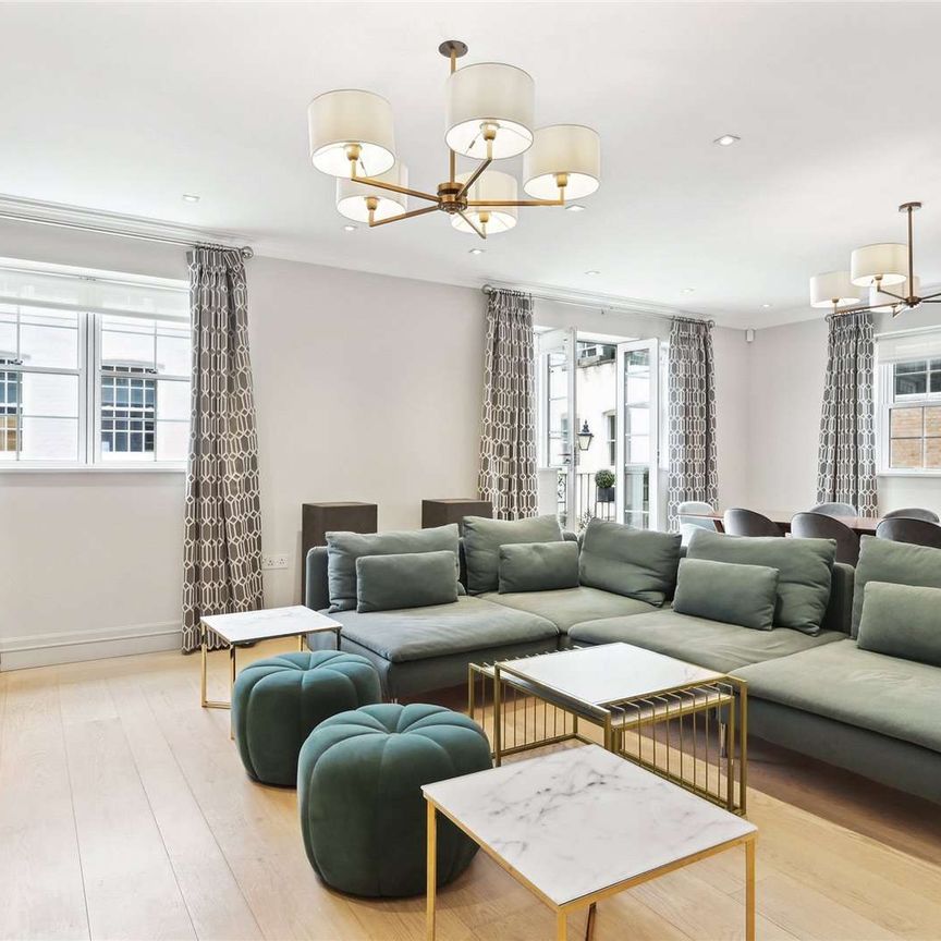 Expertly finished and furnished three bedroom three bathroom, family mews house located on a quiet road between Hyde Park and South Kensington. - Photo 1