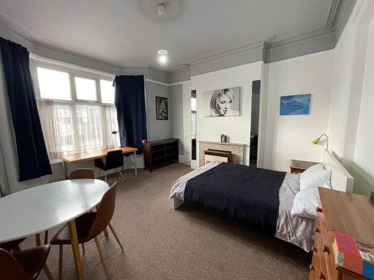 1 bedroom in a flat share to rent - Photo 1