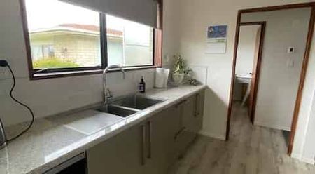 Three bedroom renovated home in Glenwood - Photo 4