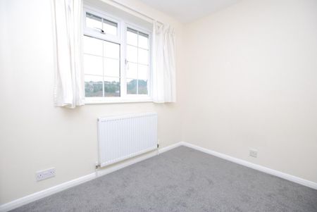 4 bedroom semi-detached house to rent - Photo 2