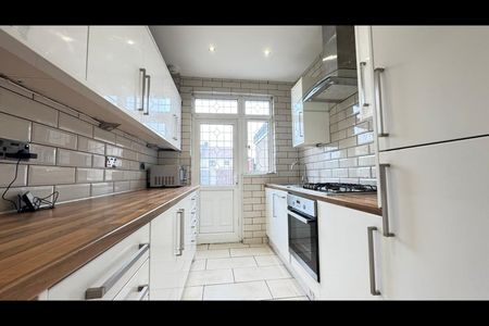 5 Bed Terraced House, Manor Road, IG11 - Photo 4