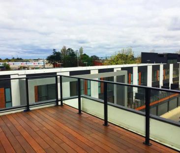 “Contemporary Luxury Townhouse with city views at Port Melbourne” - Photo 1