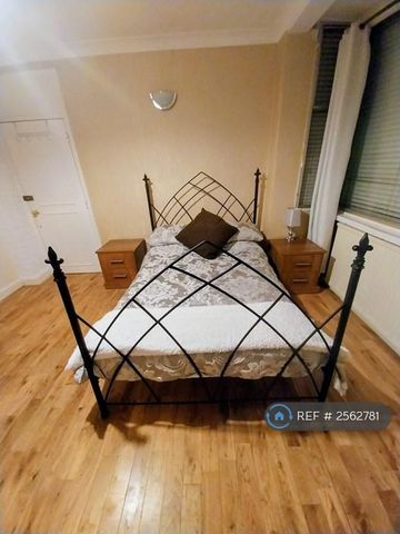 1 bedroom in a house share to rent - Photo 3