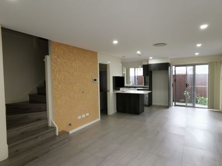 BEAUTIFUL FAMILY HOME - Photo 2