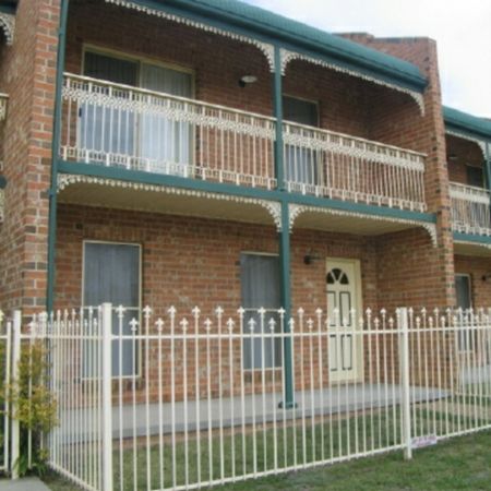 Split Level Two Bedroom Townhouse With Single Garage - Photo 3