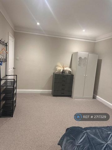 1 bedroom in a house share to rent - Photo 3