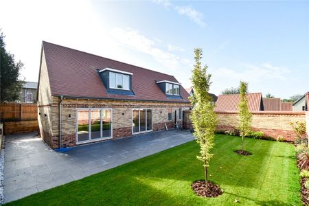 Beautifully crafted 3 bedroom detached house spanning 1615sqft situated in the picturesque village of Stuntney offering excellent access to Ely city and railway station. Secure allocated parking. ASHP. Unfurnished - Photo 2
