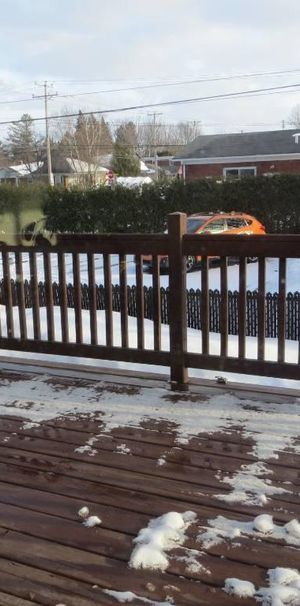 Logement à louer 6 1/2 sur 2 étages (Sous-sol et RDC). Propre et tranquille, on vient de le peinturer au complet en blanc, près de tout les services. - Photo 1