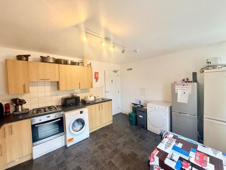 1 bedroom in a house share to rent - Photo 3