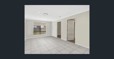 Stunning Double-Story 4-Bedroom Home in Bracken Ridge - Perfect for Families! - Photo 5