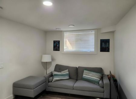 Stunning 4-Bed, 2.5 Bath Townhouse! - Photo 2