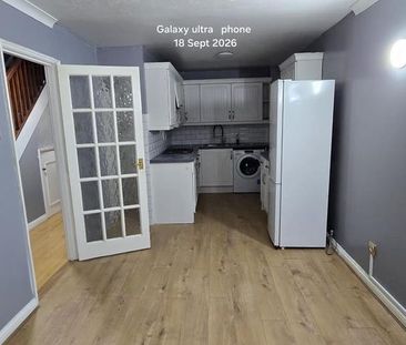 4 bedroom semi-detached house to rent - Photo 4