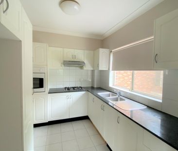 Spacious 2 Bedroom Apartment with lock up garage! - Photo 6