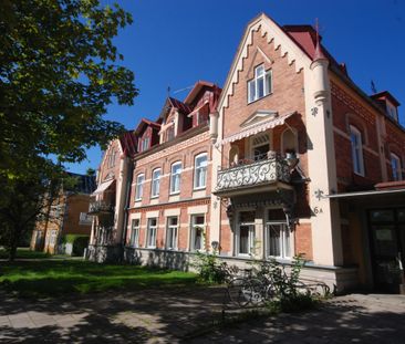 Ovanlig tvåa med uteplats och källarvåning – Sala centrum - Photo 3