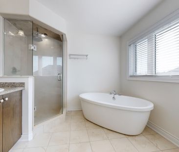 For Lease - 5 Blazing Star Street, East Gwillimbury, Ontario - Photo 2