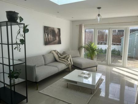 3 bedroom terraced house to rent - Photo 2