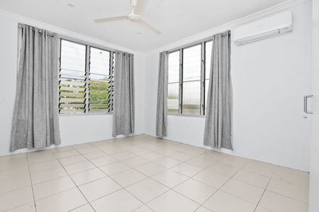 Top Floor Unit Minutes from the Foreshore! - Photo 4
