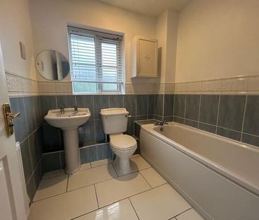 4 bedroom link detached house to rent - Photo 3