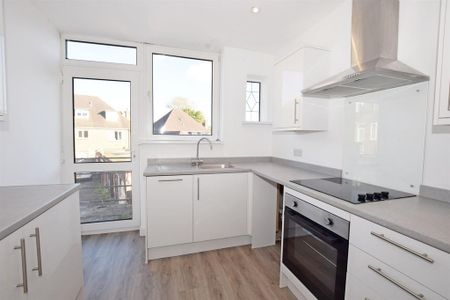 3 bedroom flat to rent - Photo 5