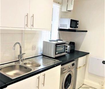 1 bedroom in a house share to rent - Photo 3