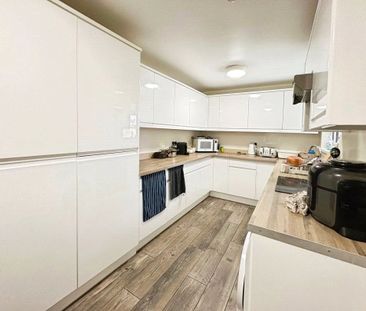 Fairview Avenue, Woking, Surrey, GU22 7NU - Photo 2