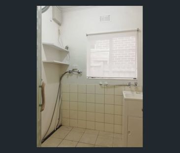 Family friendly, spacious & surrounded by parks - Photo 1