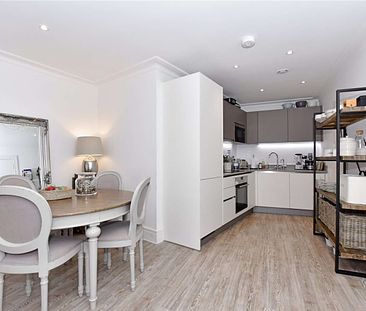 A modern two double bedroom apartment with off street parking situated in the heart of Windsor Town Centre. - Photo 6