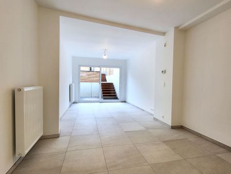 Deze volledig gerenoveerde woning (2025) biedt modern wooncomfort op een centrale ligging in het centrum, met winkels, scholen en openbaar vervoer op wandelafstand. - Photo 2