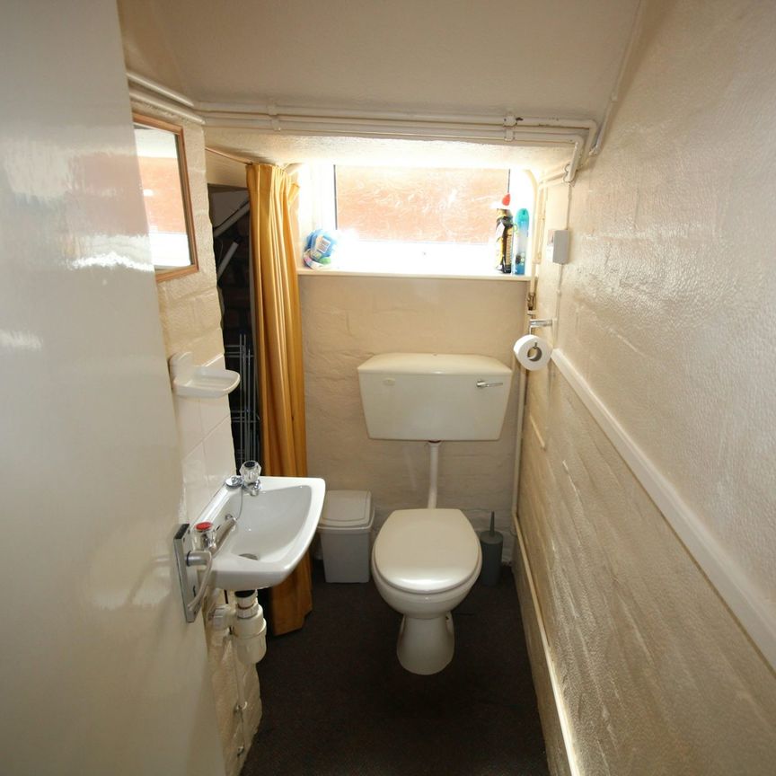 End of terrace house to rent on - Photo 1