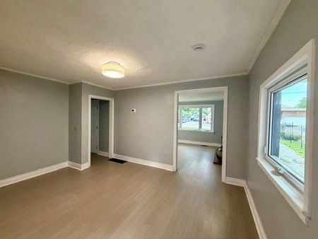 For Lease - 220 Ruggles Avenue, Richmond Hill, Ontario - Photo 2