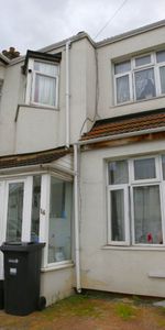 Guide Price £1,000 pcm - Available Now - Part Furnished - Photo 4