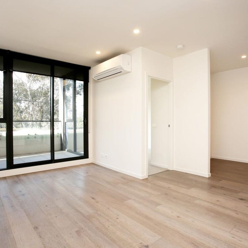 Light bright and spacious one bedroom apartment - Photo 1