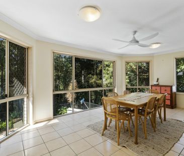 Spacious Family Home in Quiet Leafy Cul-de-Sac with Pool - Photo 2