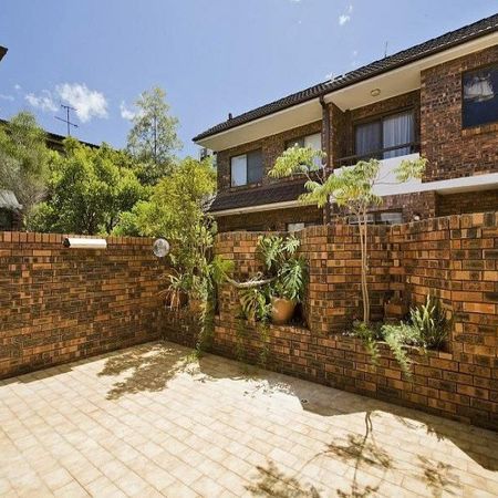 Spacious 3-Bedroom Townhouse in Prime Wollstonecraft Location - Photo 3