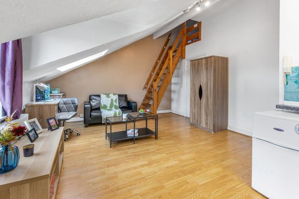 3 MOOR VIEW Leeds - LS6 1AQ - Photo 1