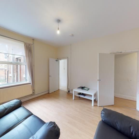 4 bedroom terraced house to rent - Photo 1