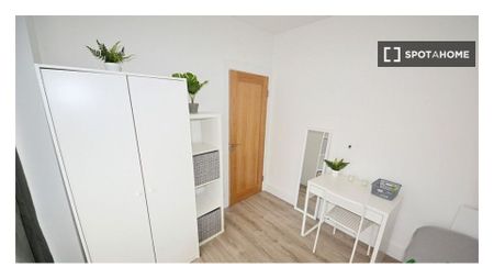 Room for rent in 4-bedroom apartment in Drimnagh, Dublin - Photo 4