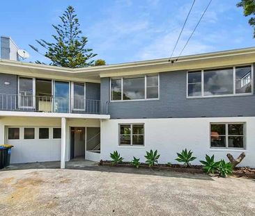 GLENDOWIE - 5 Bedroom Home with Brand New Kitchen and Bathroom - Photo 4