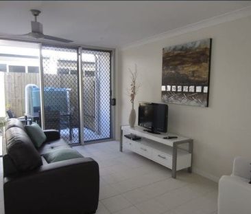 MODERN LOW MAINTENANCE TOWNHOUSE IN PRIME LOCATION! - Photo 1