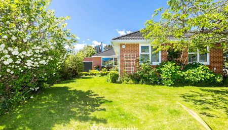 37 Sunbrae Drive, Silverstream - Photo 2