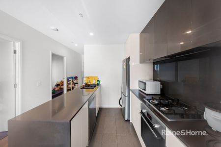 3 BEDROOMS MODERN APARTMENT, 2 CAR SPACES WITH PLENTY STORAGE SPACE - Photo 4
