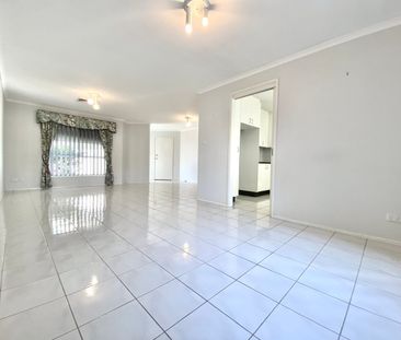 SPACIOUS 3 BEDROOM DUPLEX IN PRIME, FAMILY FRIENDLY LOCATION! - Photo 1