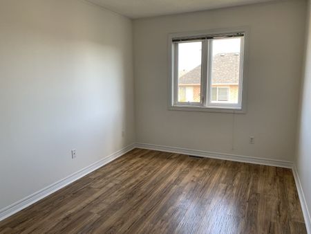 For Lease - 3083 Highbourne Crescent, Oakville, Ontario - Photo 3