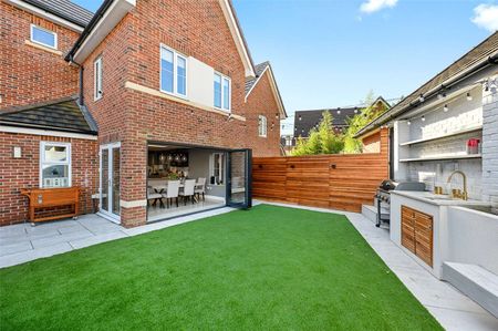 A beautifully presented and spacious 5 bedroom detached home in a sought after development in Ickenham. Available from the end of February. - Photo 3