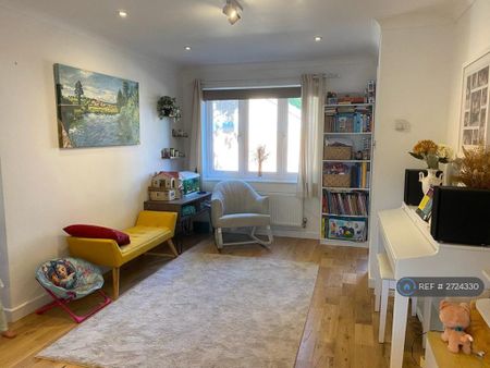 4 bedroom semi-detached house to rent - Photo 3