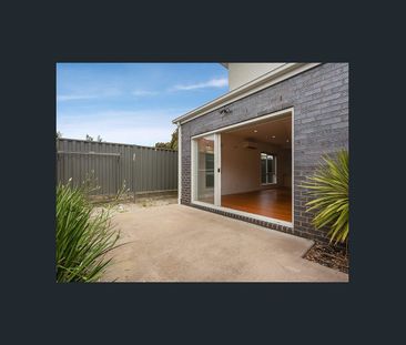 Stunning Two Level Townhouse! - Photo 4