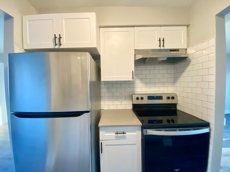 2-Bedroom Upper Unit with Balcony For Rent in Chatham– 210 Park Ave - Photo 5